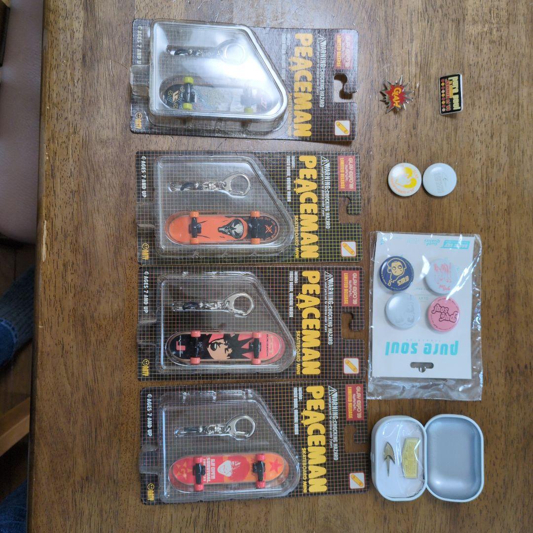 グレイ　キ−ホルダ−＆バッジ