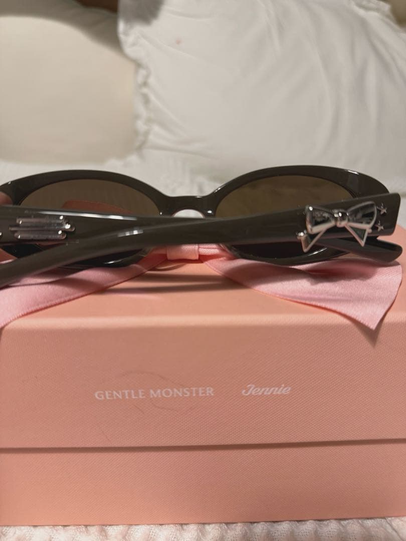 GENTLE MONSTER Jennieコラボ サングラスリボンチャーム付き