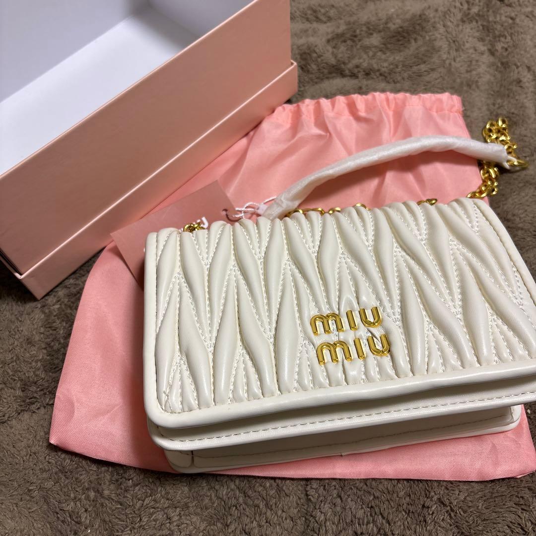 miu miu ホワイト ショルダーバッグ