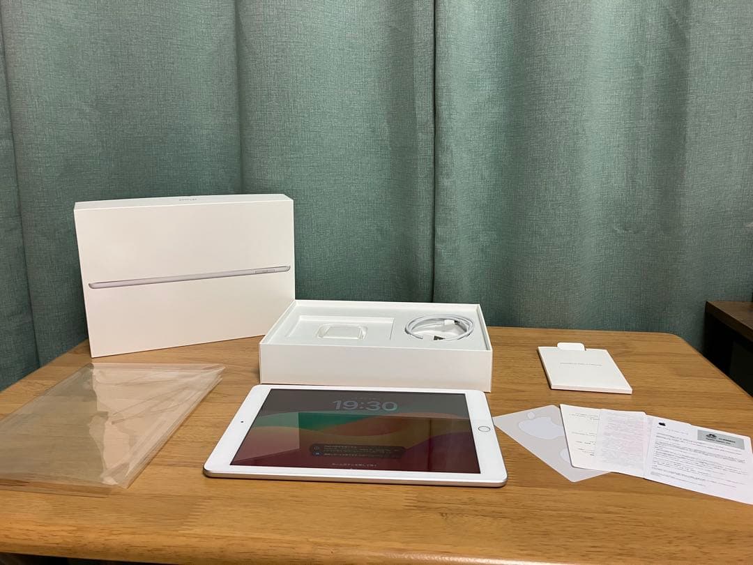 【美品】第6世代　iPad シルバー　Wi-Fi 32GB シートシール付