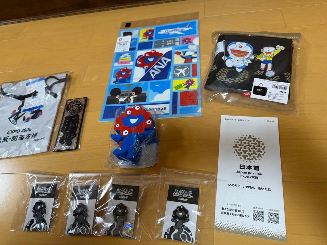 大阪万博　黒ミャクミャクピンバッジ４種　ドラえもんトートバッグ　グッズ新品未開封