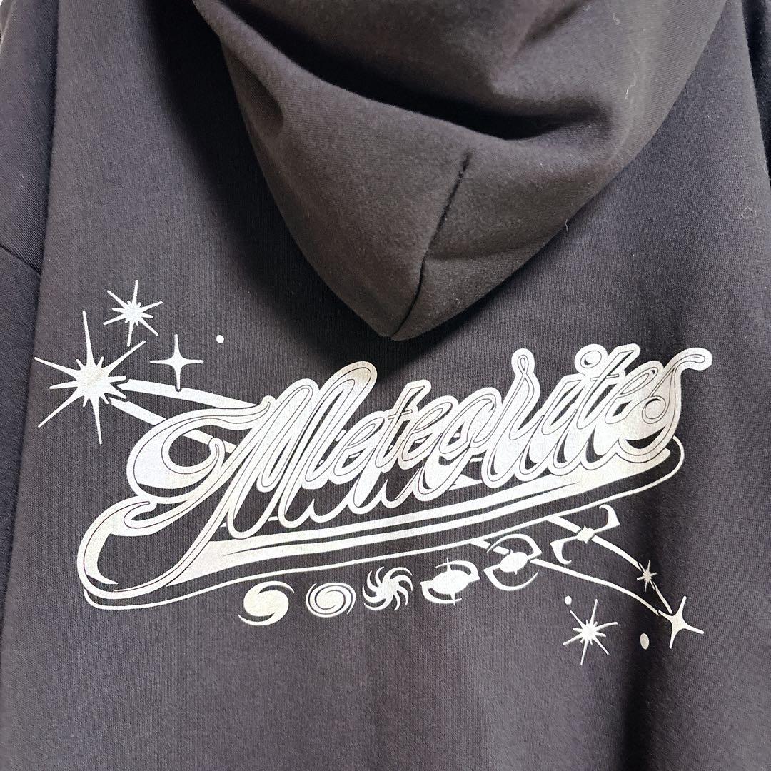 あゆみ めておら パーカー ジップアップフーディ 黒 ロゴデザイン