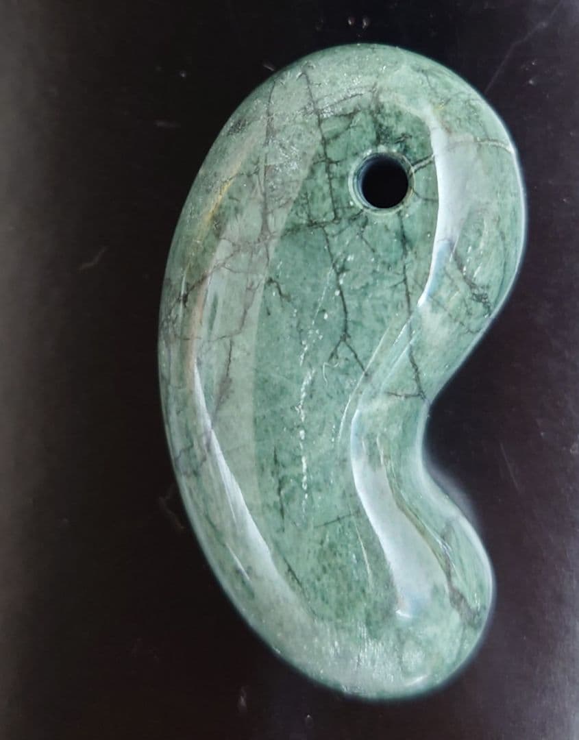 糸魚川翡翠　勾玉　希少大玉