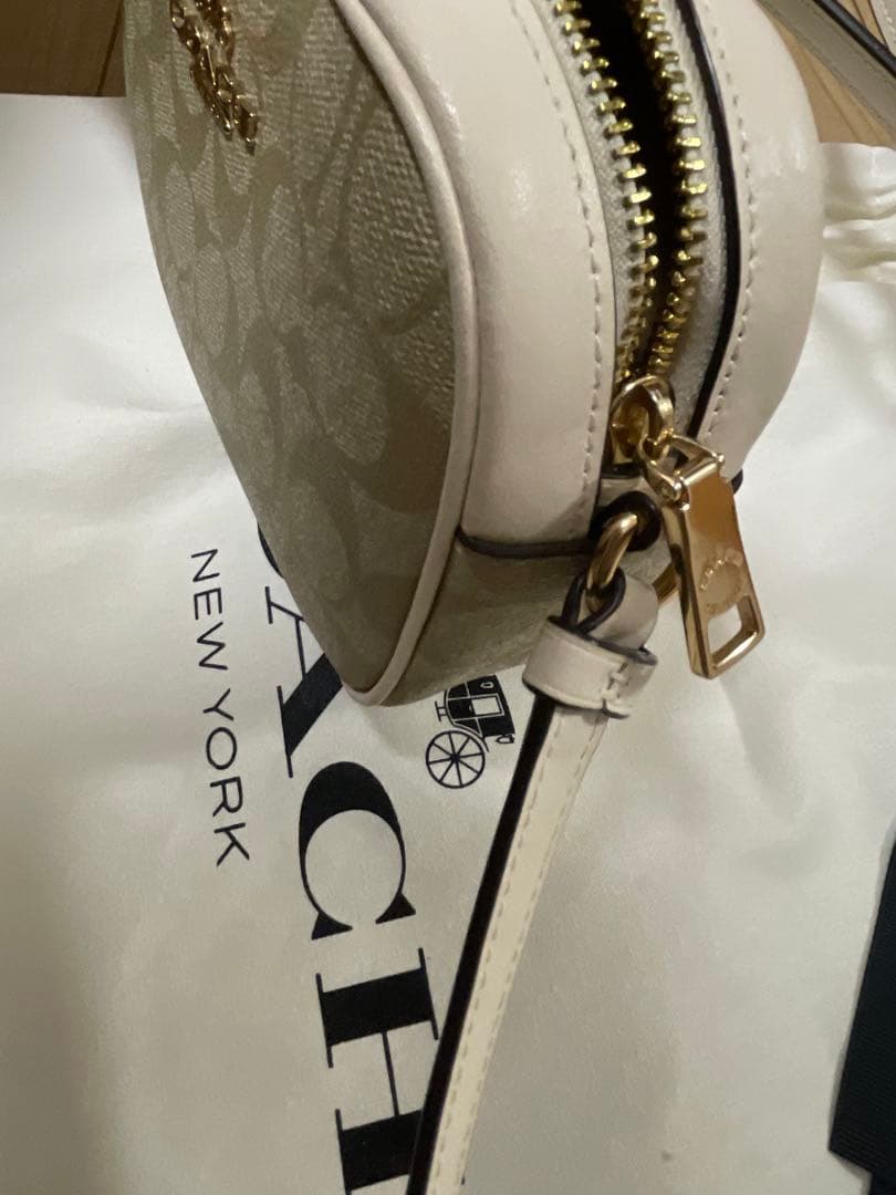 COACH ショルダーバッグ シグネチャー柄　ベージュ　❤️