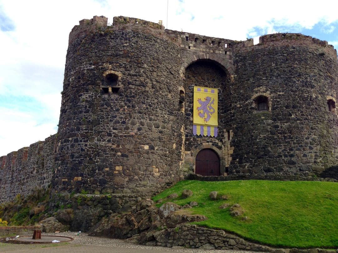 【希少品】北アイルランドジャイアンツ・コーズウェイ 木製の剣3本セットと盾