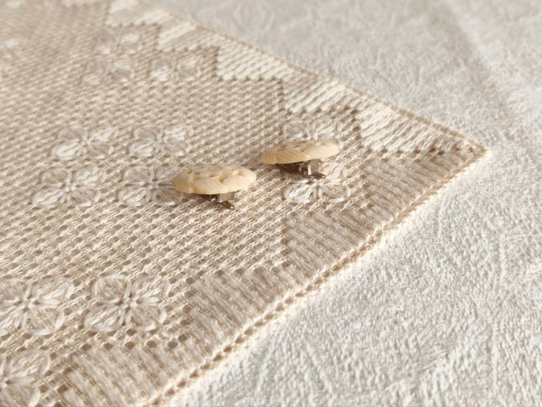 【✳︎toto✳︎さま】vintage ✵ 彫りのお花クリップ * イヤリング