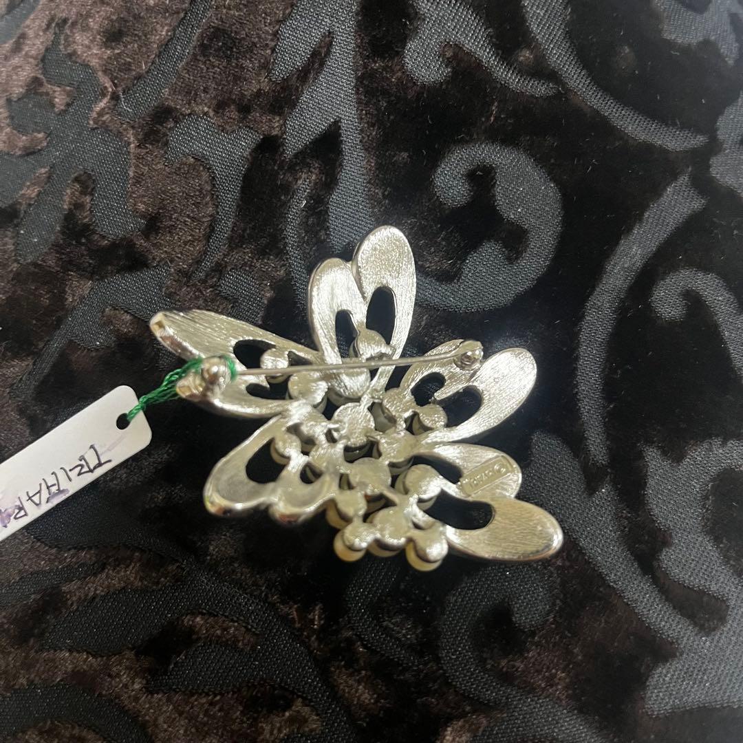 トリファリ花形パールブローチ