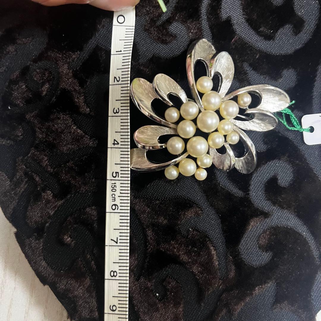 トリファリ花形パールブローチ