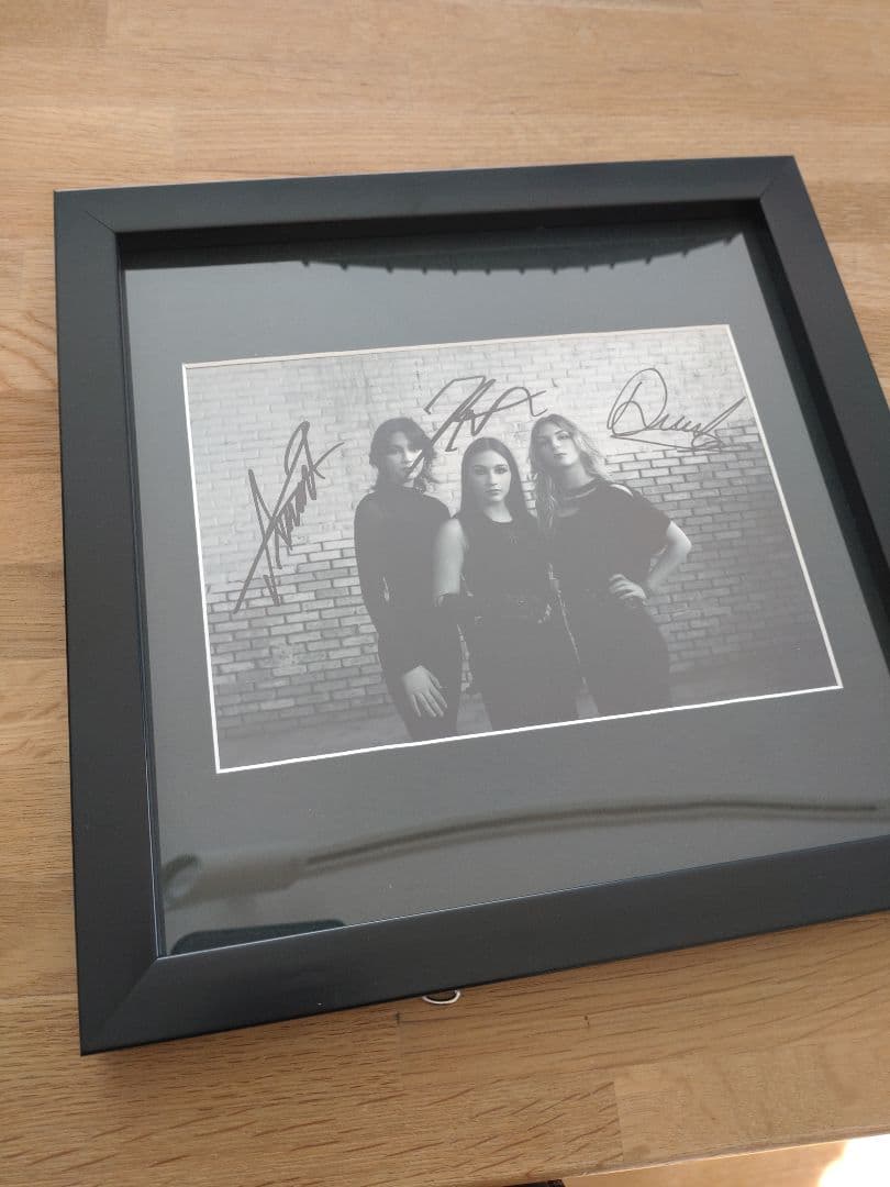 The Warning 直筆サイン　写真