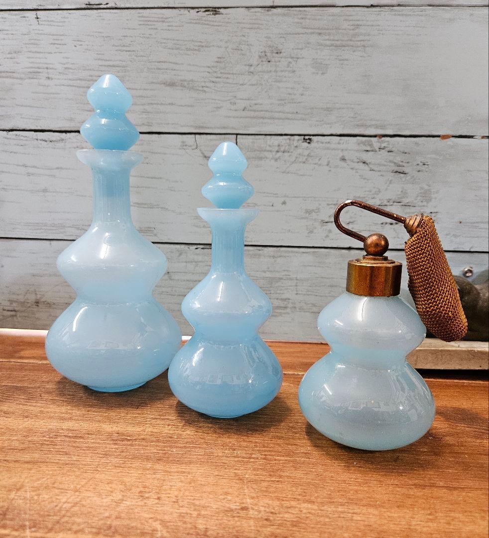 フランスアンティーク オパリンガラスの香水瓶 3本セット ボトル 蓋付き