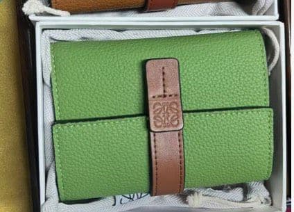 LOEWE レザー財布（グリーン）