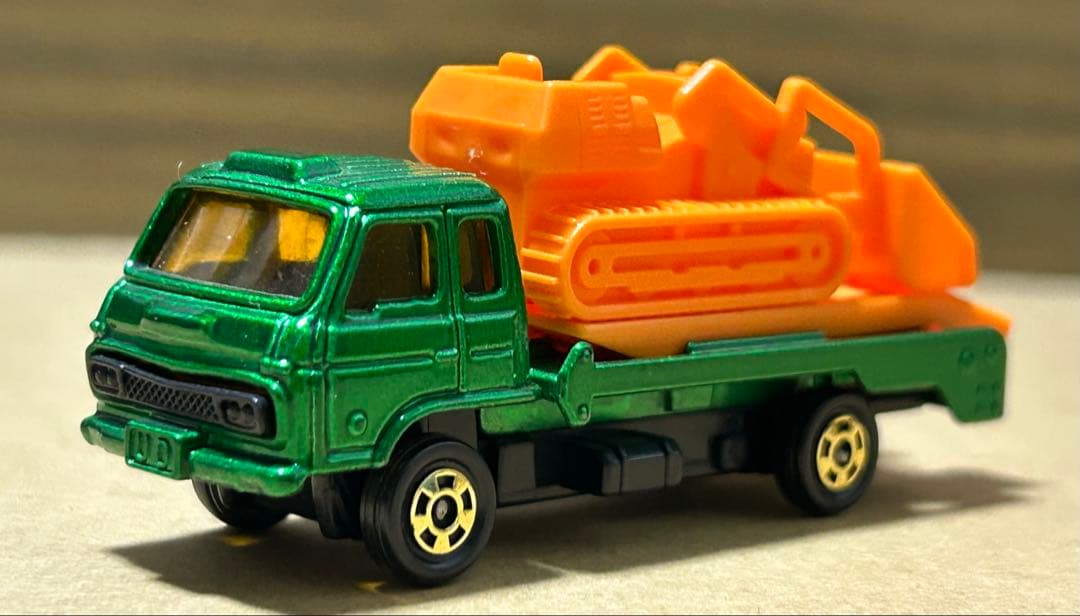 トミカ UD コンドル ブルドーザーキャリア