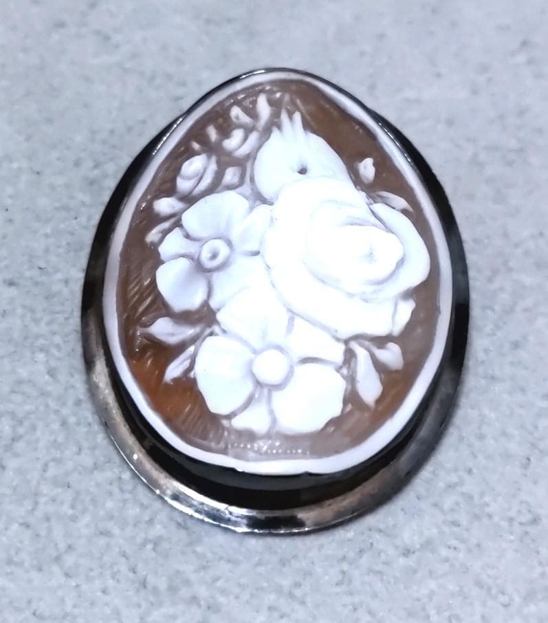 サルバトーレフェラガモ　シェルカメオSV925ブローチ／トップ箱付き　39360