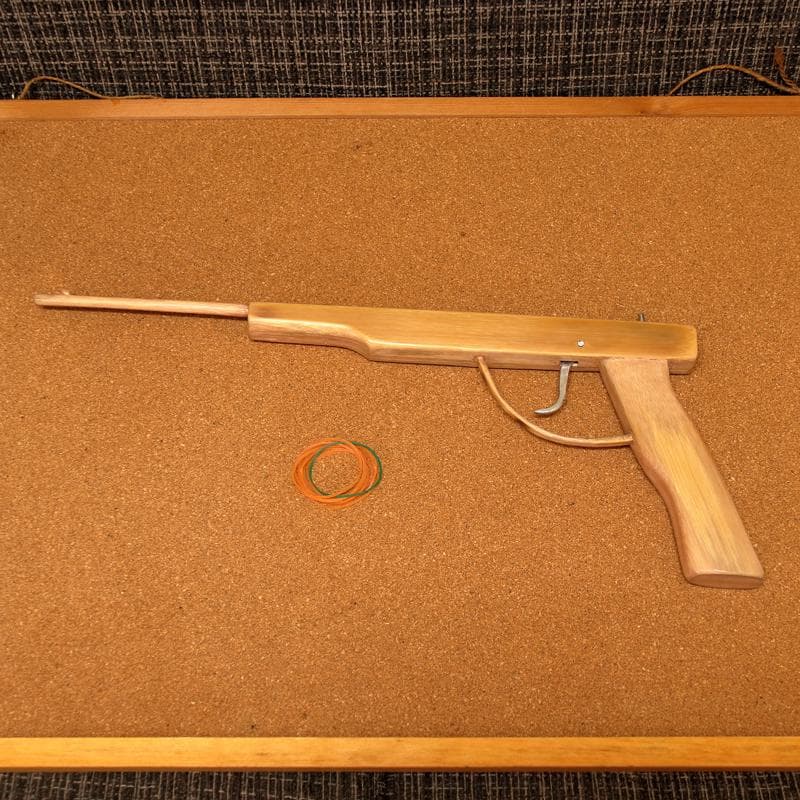 ゴム鉄砲　手作り　DIY　竹材　拳銃　ピストル木彫り