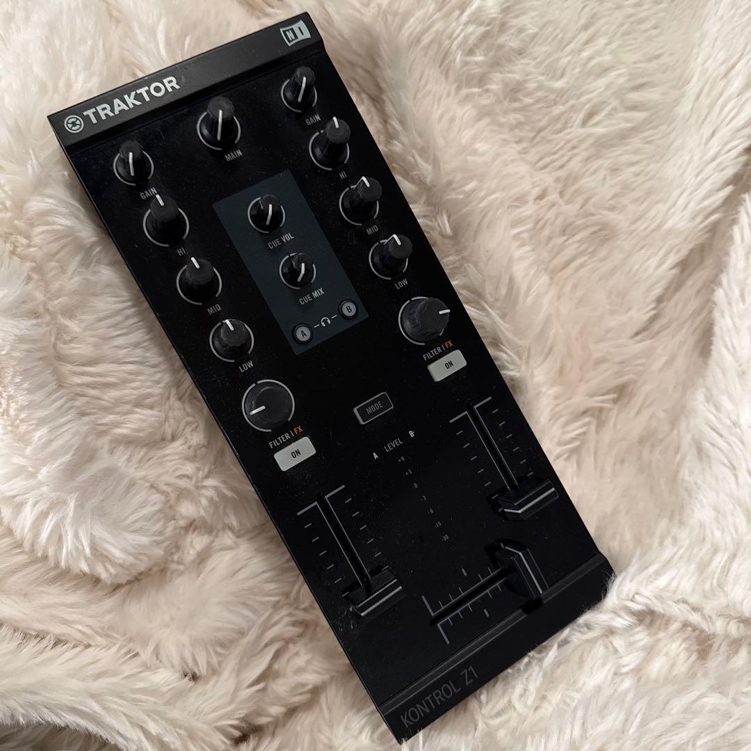 TRAKTOR KONTROL Z1 コントローラー