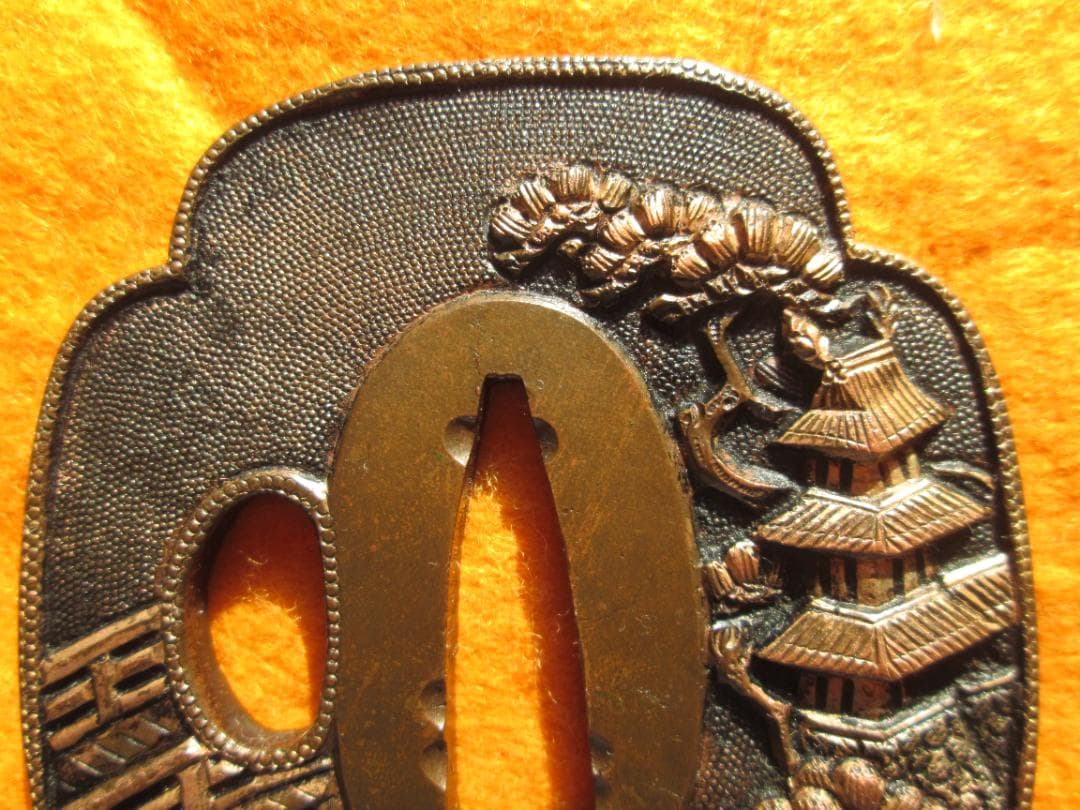 江戸金工師　銅地木瓜形鍔　象嵌　魚々子地　城郭　水車　橋　松　水辺