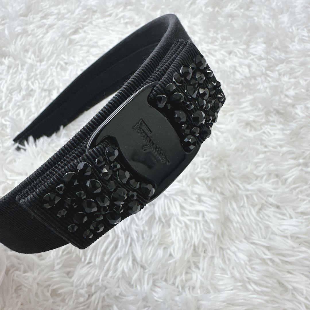 フェラガモ カチューシャ 人気 黒ロゴプレート×黒ストーン