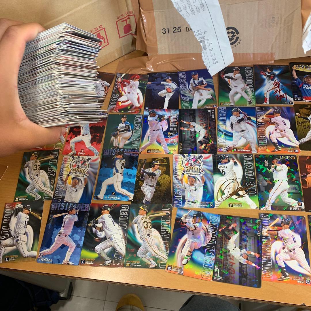2019年から貯めた監督やプロ野球選手のレアカードなどがあります。