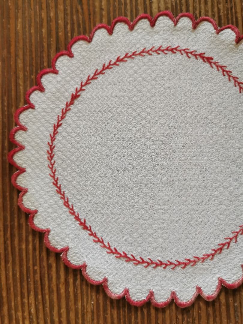 アンティークフランス ピケ風モチーフダマスク織❖〰️ 赤糸刺繍花型ドイリー