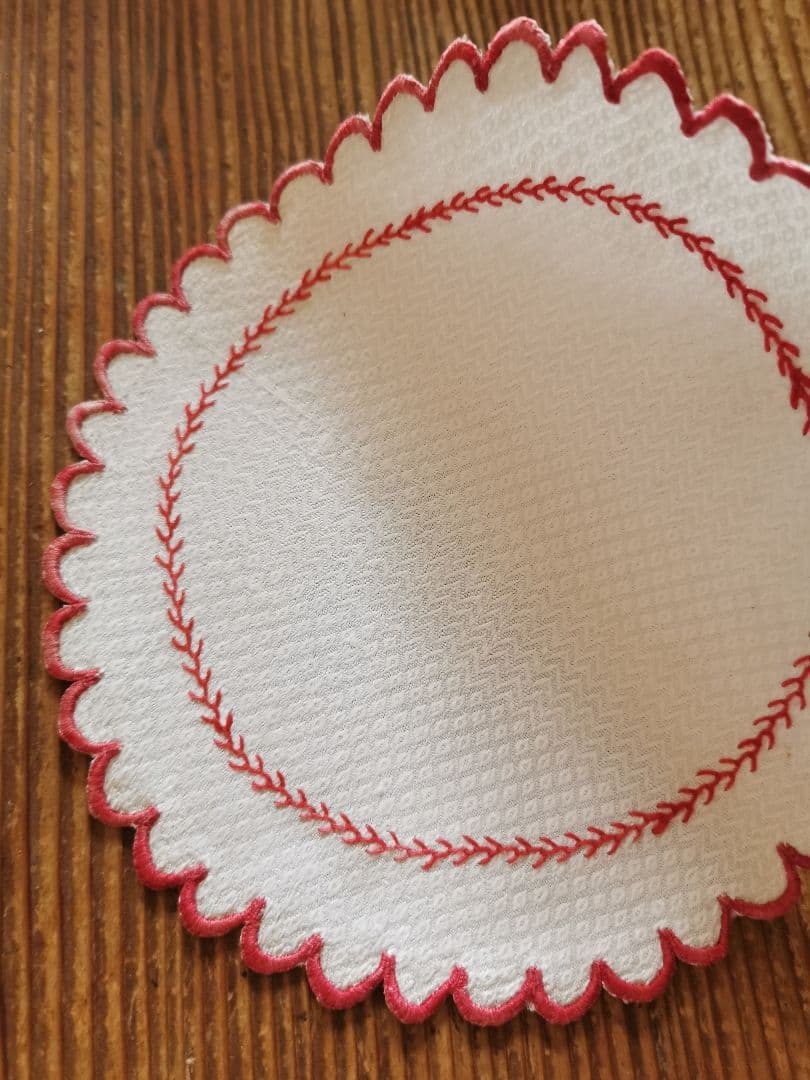 アンティークフランス ピケ風モチーフダマスク織❖〰️ 赤糸刺繍花型ドイリー