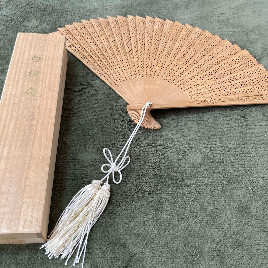 希少　白檀扇 桐箱付き：白檀扇子透かし彫り 白檀