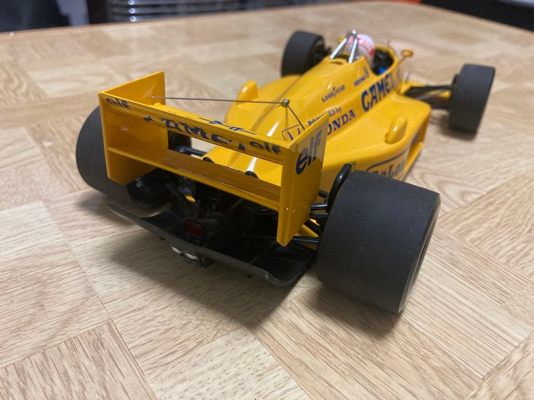 ミニチャンプス(キャメル仕様)‼️ロータスホンダ99T ライドオンセナ1/18