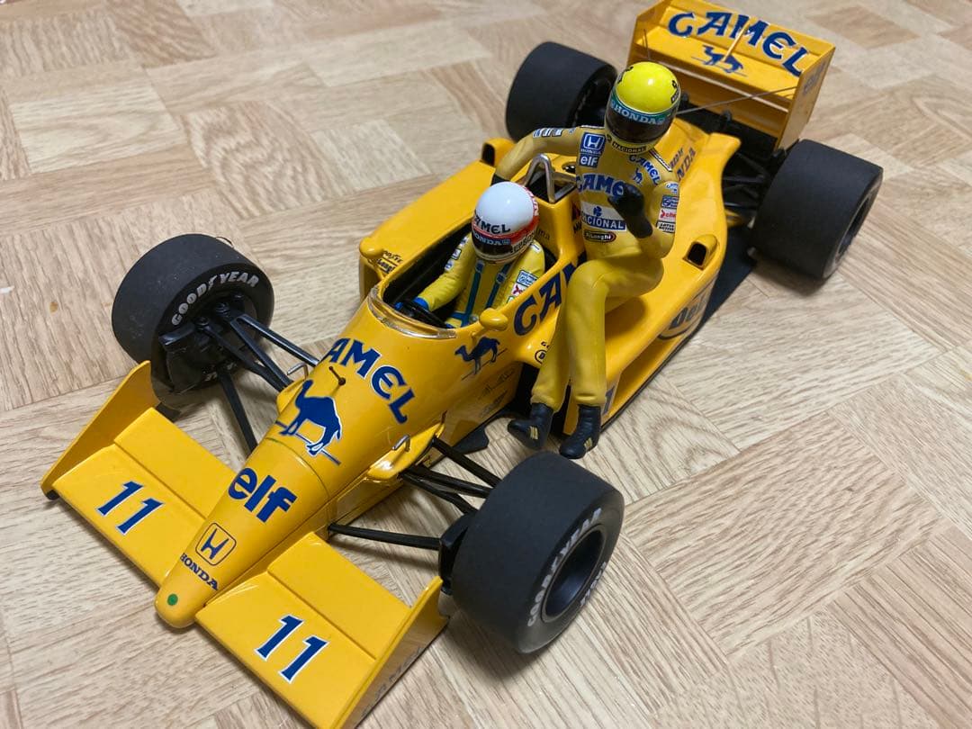 ミニチャンプス(キャメル仕様)‼️ロータスホンダ99T ライドオンセナ1/18