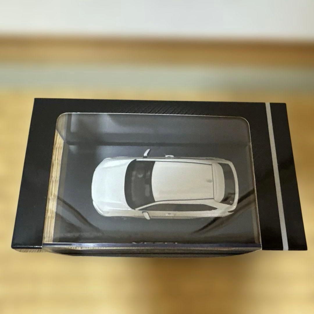 ホンダ VEZEL プラチナホワイト ディスプレイカー