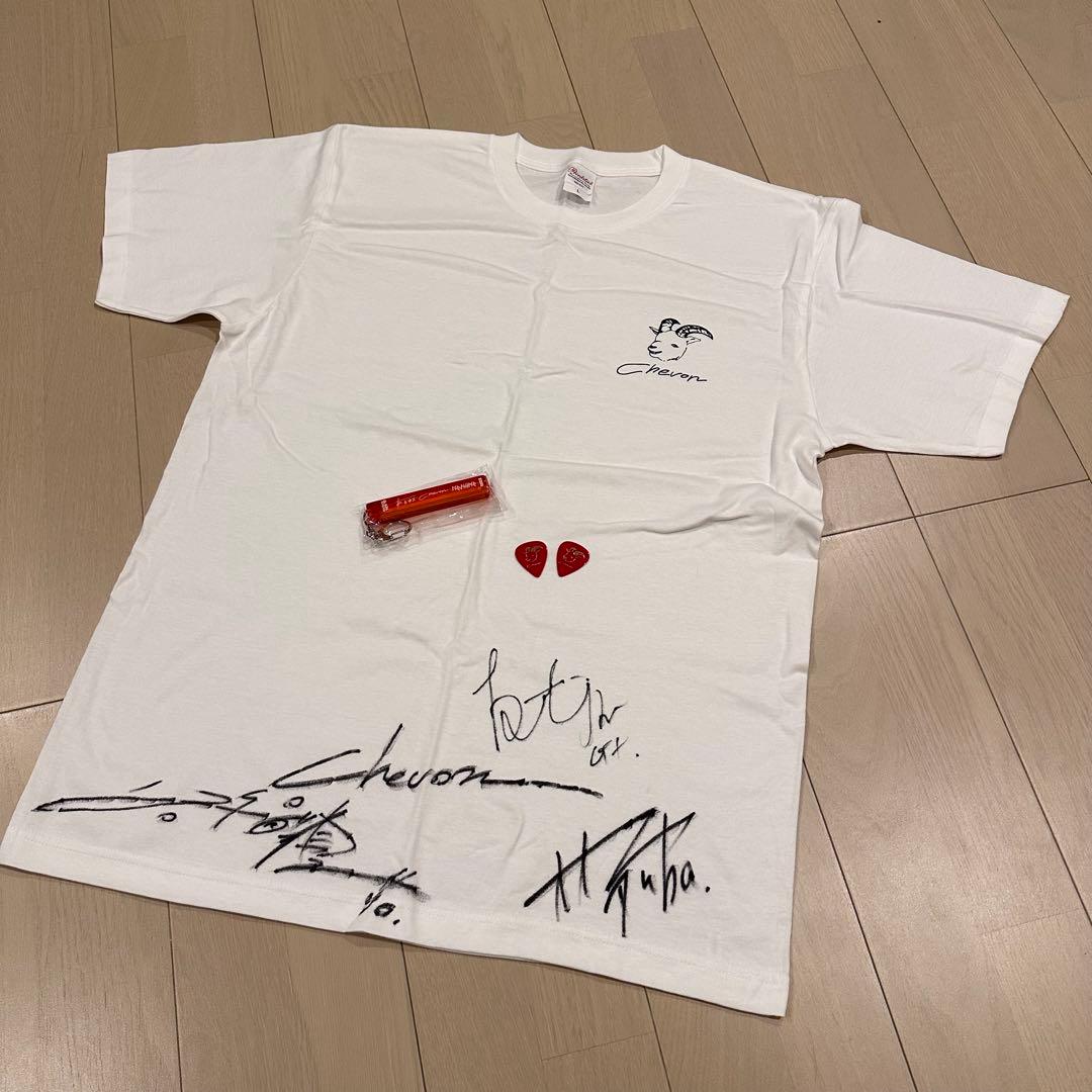Chevon サイン入りTシャツetc