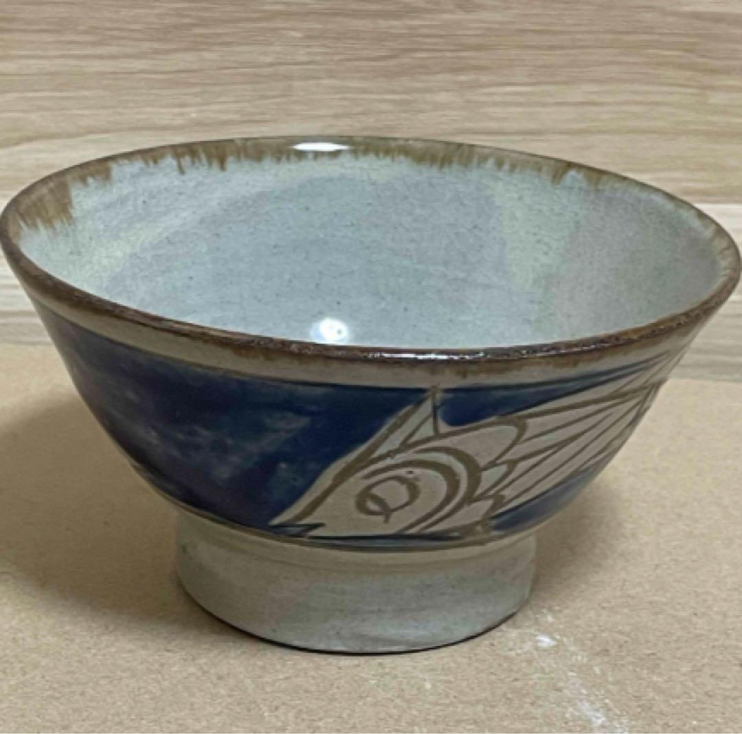 青色魚模様の陶器茶碗