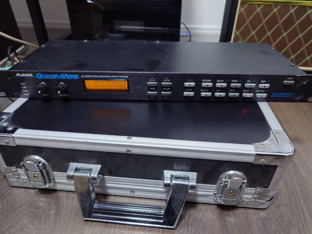 Alesis QuadraVerb 下のケースは付きません。