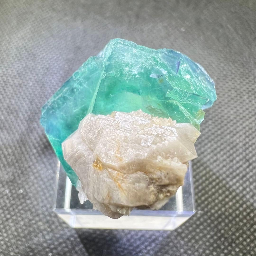 ヤオガンシャン産　「ピーコックグリーン」「孔雀緑色」ブルーウィンドウフローライト