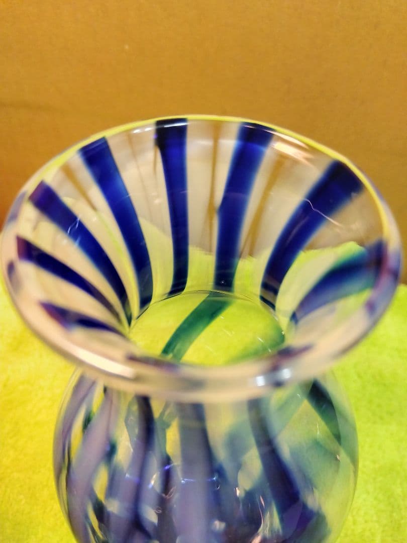 ウランガラス花瓶 (青＆透明のストライプ模様)