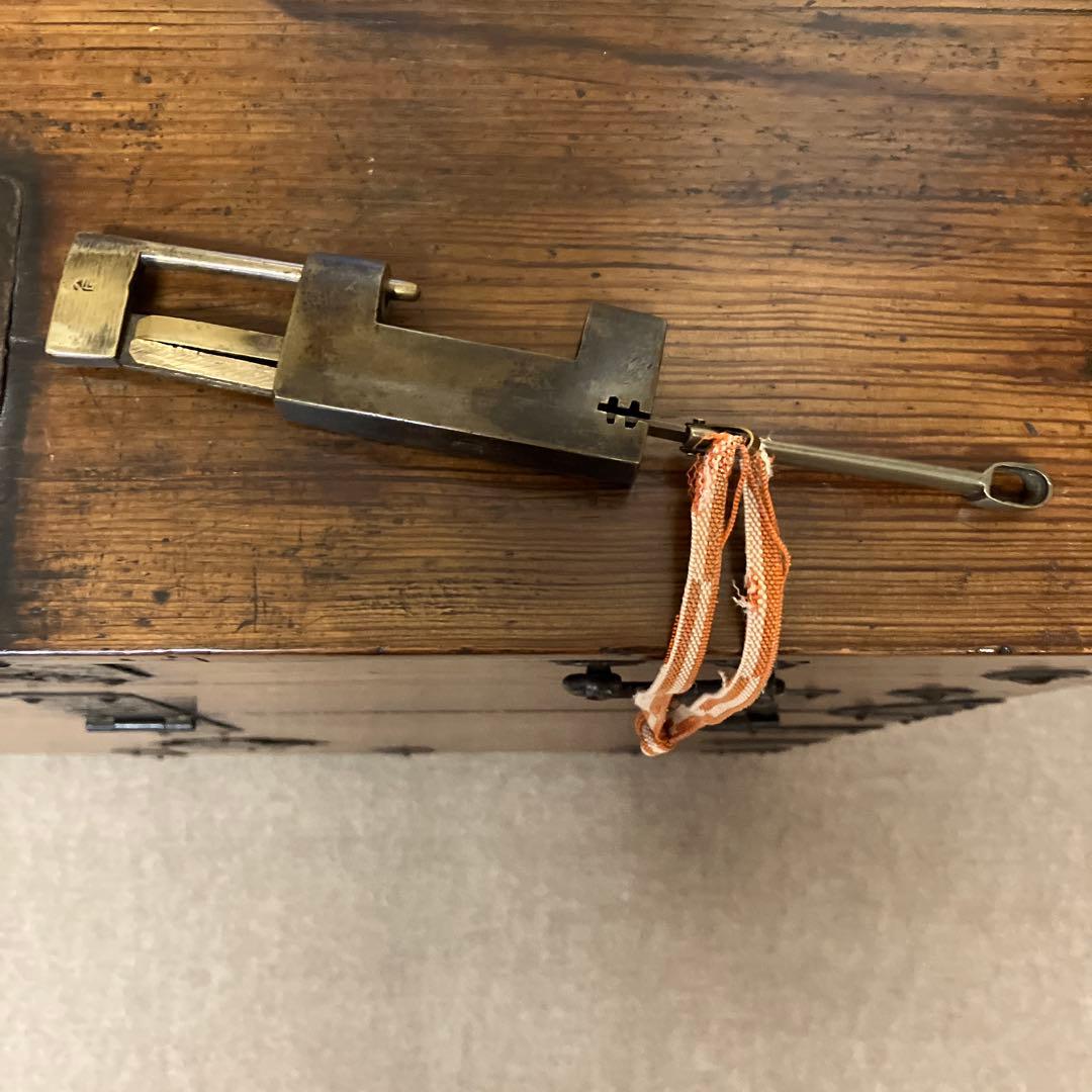 アンティークな李朝家具バンダジ（横幅８１㌢、奥行４３㌢、高さ７５㌢　錠前付き）