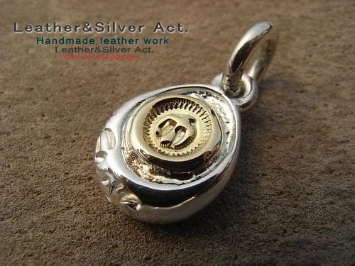 イーグルペンダントトップ　シルバーネックレス　ゴールド（ｋ18）イーグル手彫り