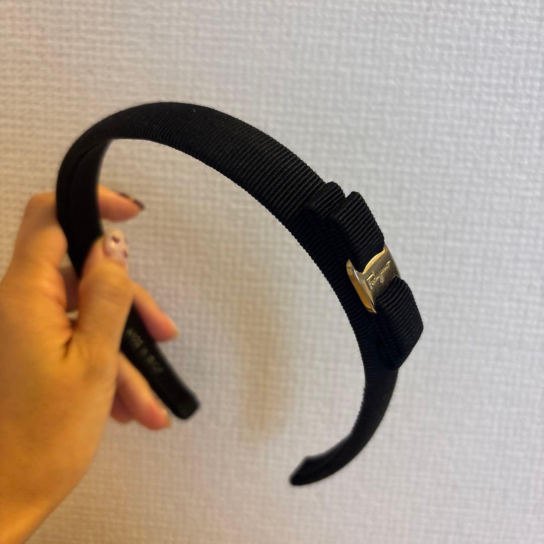 フェラガモ　カチューシャ　シルバー　リボン