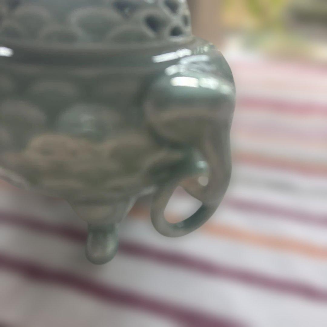 『鍋島焼」冬山作香炉　青磁透し彫（木箱付）