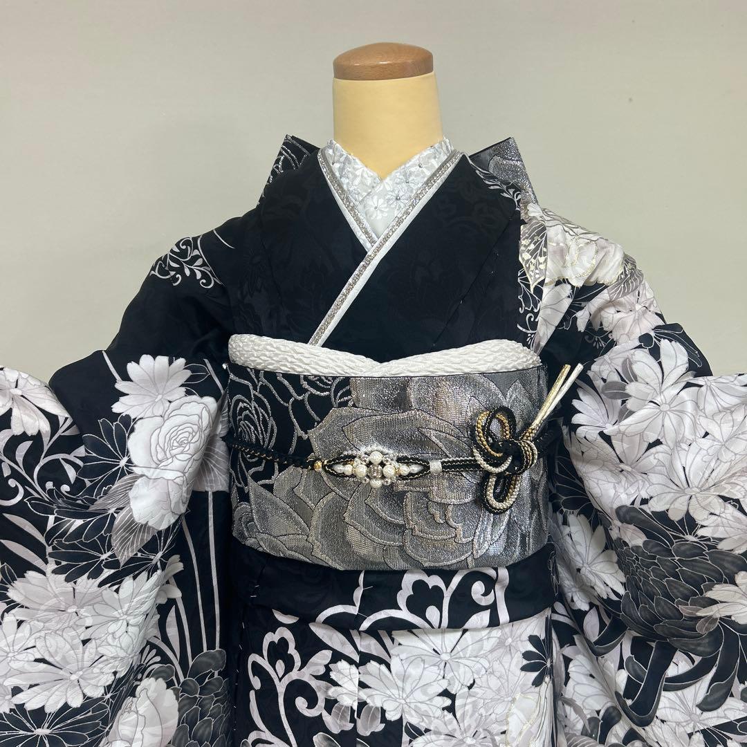 シックな黒地モノトーン薔薇と乱菊の振袖フルセット