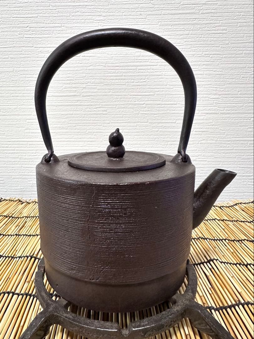 未使用品、供箱等付属品付　水沢鋳物工業協同組合販売　肩衝糸目　１２型　南部鉄瓶