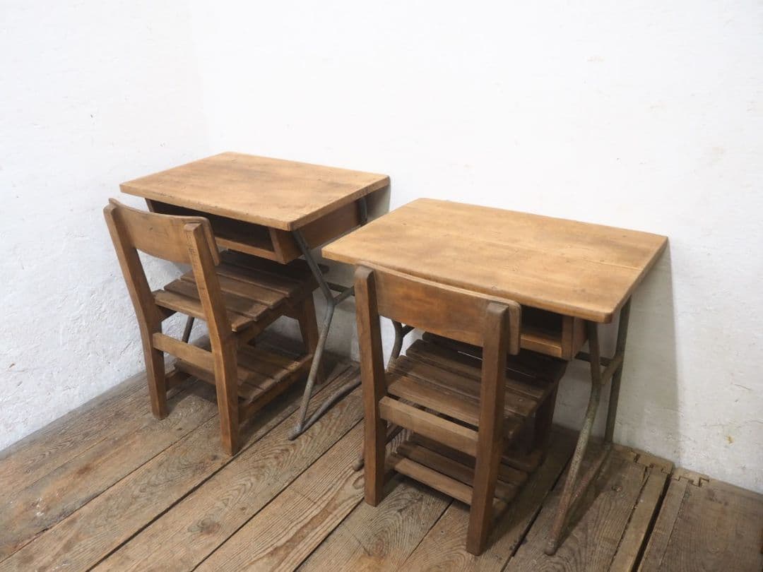 1323 ①ヴィンテージ　レトロな学校机と椅子　テーブル　イス　古家具　子供用