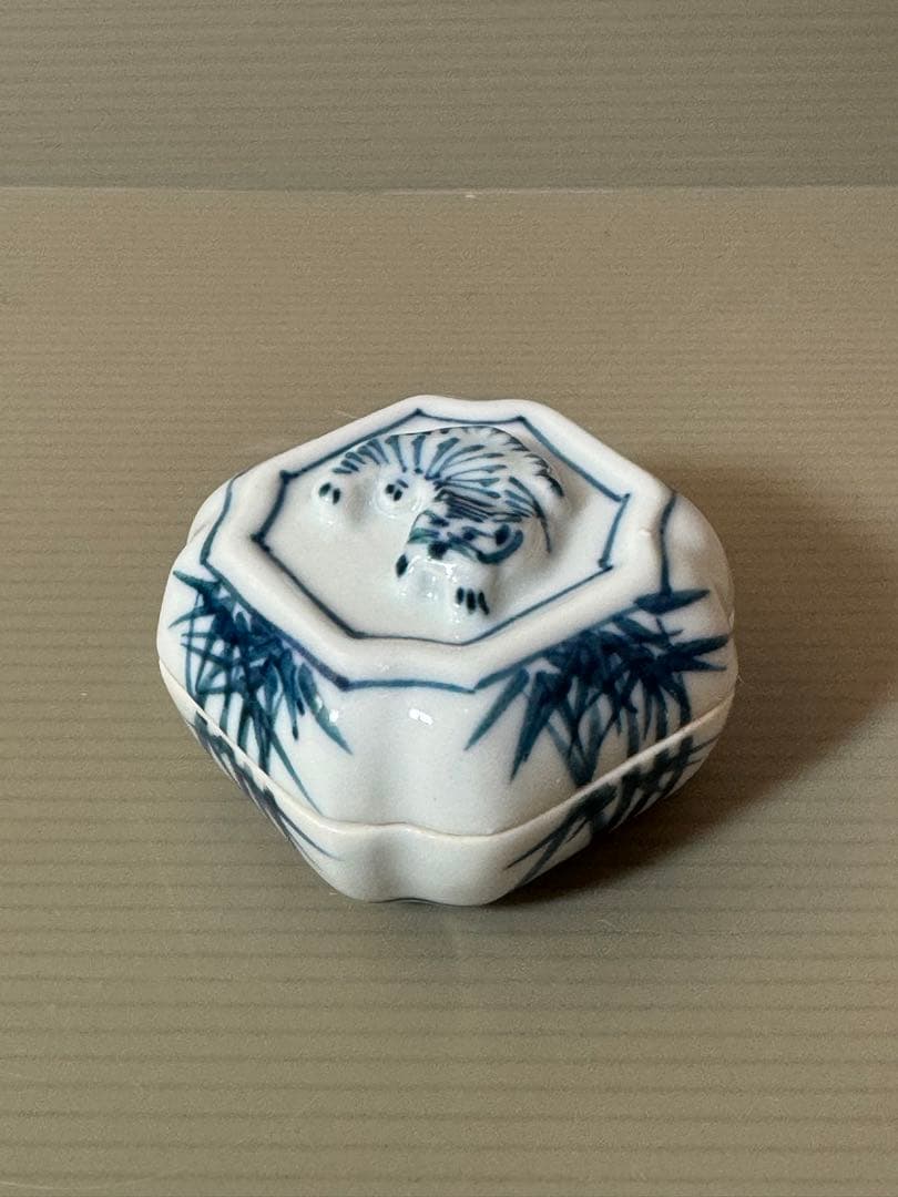 2716 染付香合　竹虎文　徳昇作