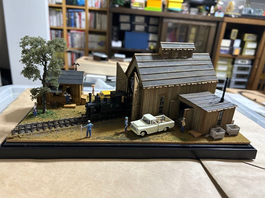 食*ン様 機関庫のある風景〜HOナロー 鉄道模型 展示台 ジオラマ