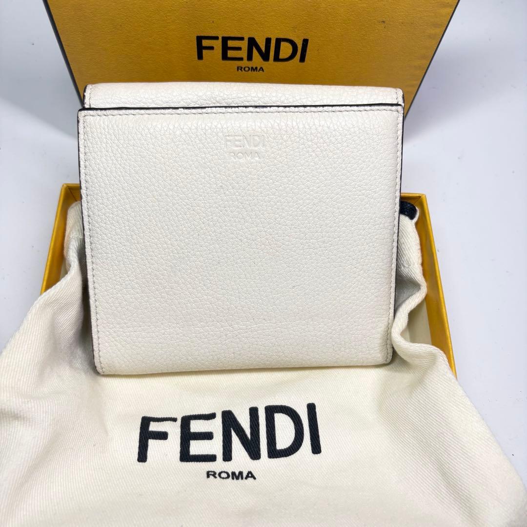 美品　フェンディ レザー ピーカブー セレリア　二つ折り財布　ホワイト