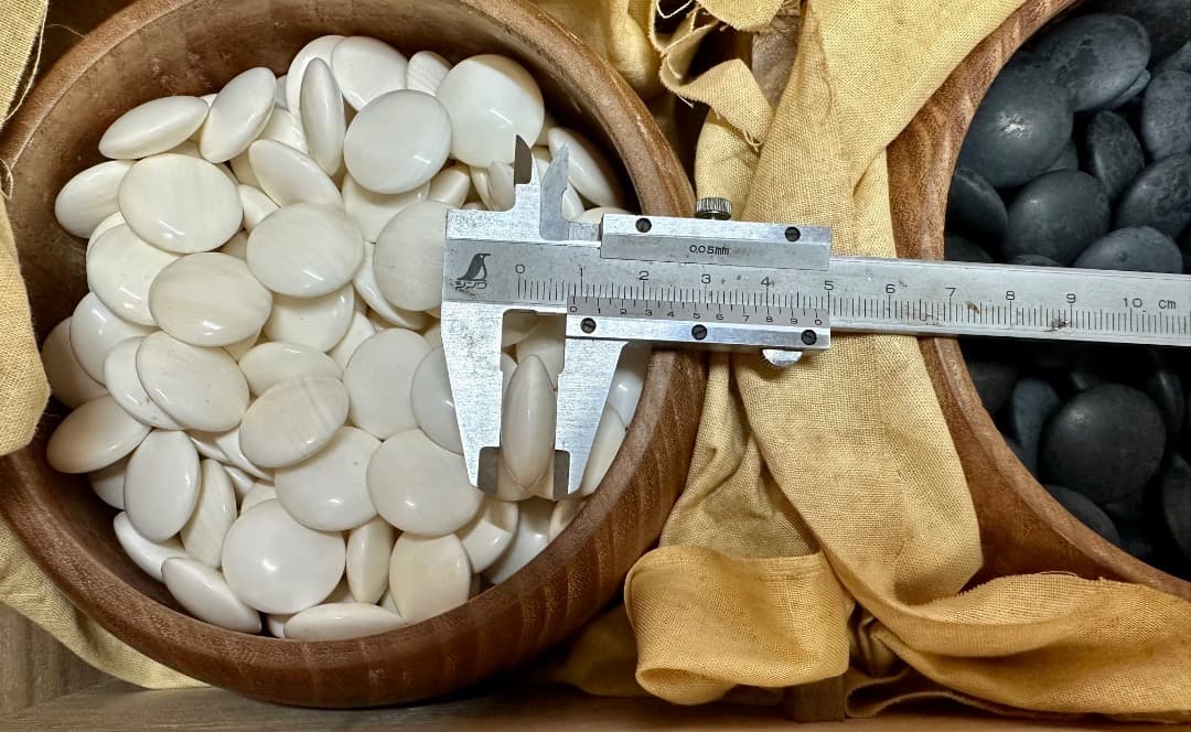 囲碁 日向・白蛤い石 那智黒石・特大碁笥・木製箱入り