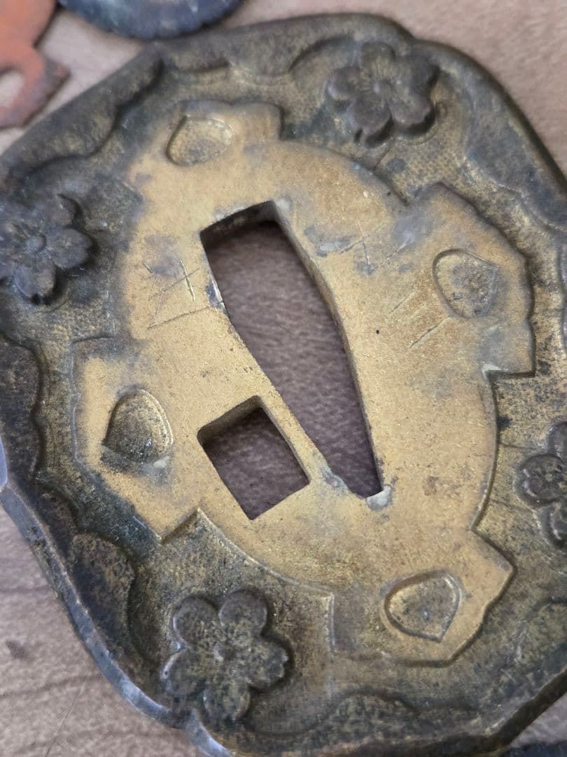 第二次大戦中実物　98式将校軍刀拵え(刀身なし)　8枚切羽　家紋入り　揃い部品