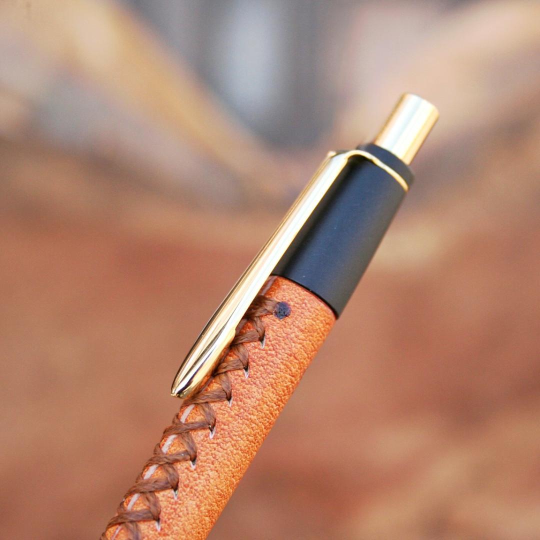 新品未使用　革軸ペン　ヌメ革 オレンジ　シックザール　schicksal